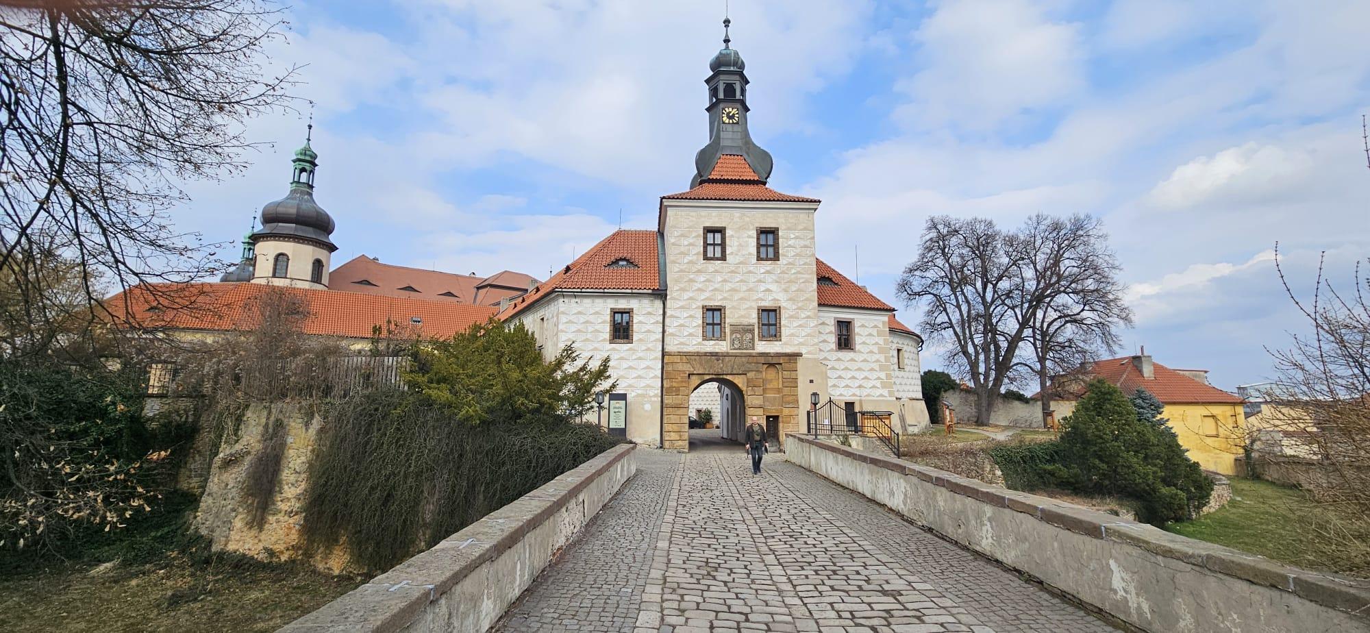 LITERÁRNÍ DÍLNA NA ZÁMKU KOSTELEC NAD ČERNÝMI LESY pro pokročilé 24.-27. dubna (Cena do 31.3. pro členy klubu: 12 000 Kč)